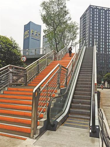 自动扶梯“停摆”之后 一座天桥折射的城市出行痛点